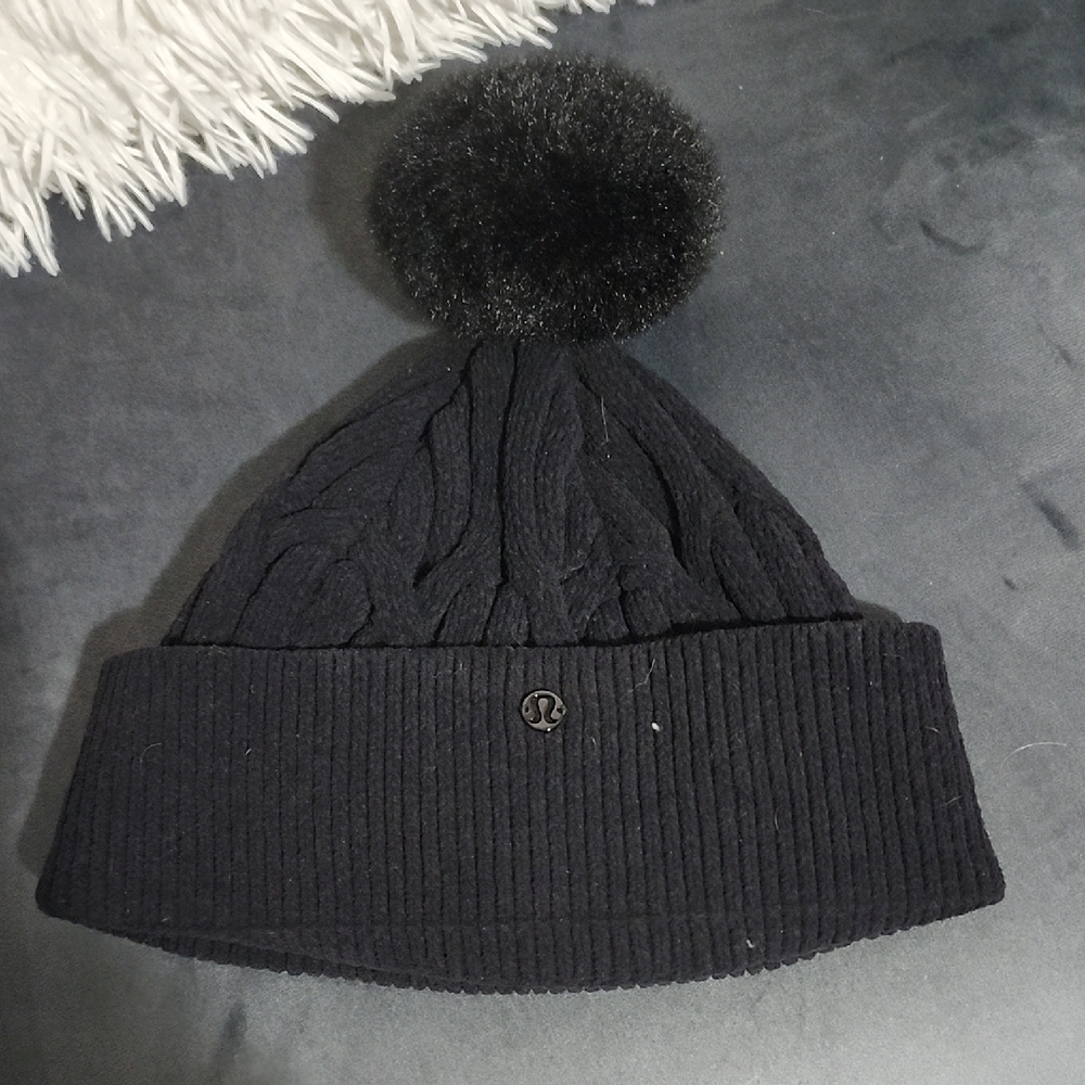 Lululemon Athletica Black Knit Pom-Pom Hat